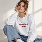 Warning I Bite Oversize Sweatshirt – Beyaz – model üzerinde ön görünüm