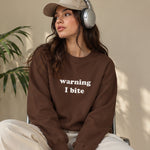 Warning I Bite Oversize Sweatshirt – Kahverengi – model üzerinde ön görünüm