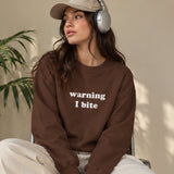 Warning I Bite Oversize Sweatshirt – Kahverengi – model üzerinde ön görünüm