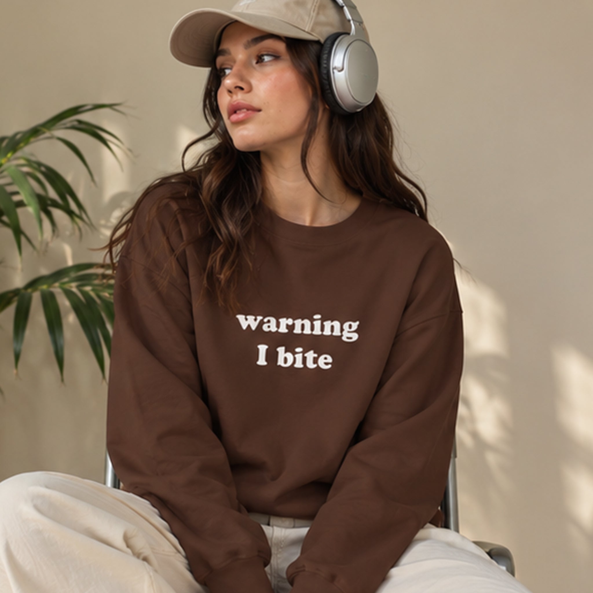 Warning I Bite Oversize Sweatshirt – Kahverengi – model üzerinde ön görünüm