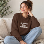 But My Husband Oversize Sweatshirt – Kahverengi – model üzerinde ön görünüm