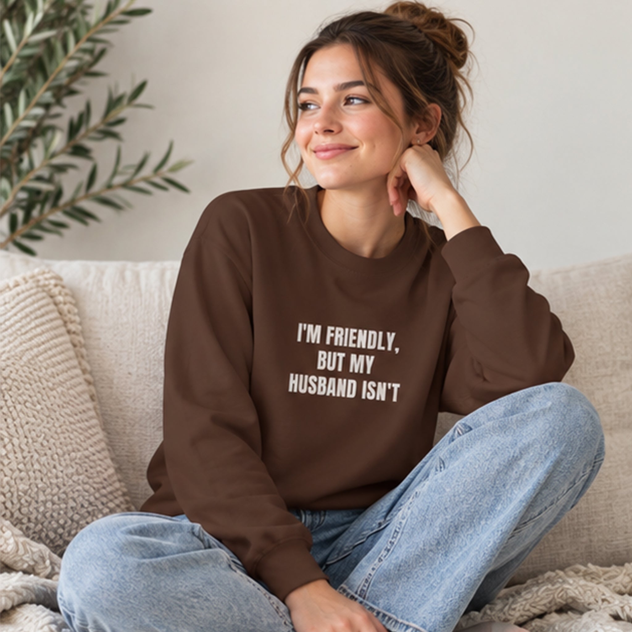 But My Husband Oversize Sweatshirt – Kahverengi – model üzerinde ön görünüm