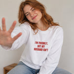 But My Husband Oversize Sweatshirt – Beyaz – model üzerinde ön görünüm