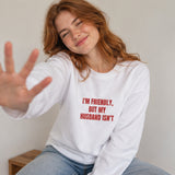 But My Husband Oversize Sweatshirt – Beyaz – model üzerinde ön görünüm