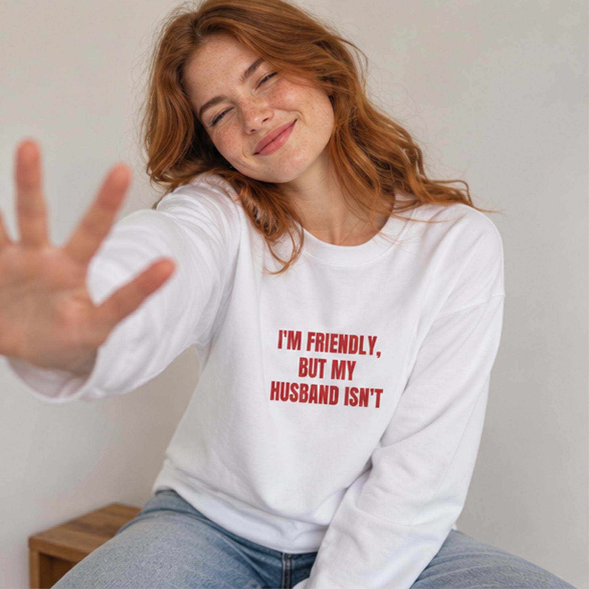 But My Husband Oversize Sweatshirt – Beyaz – model üzerinde ön görünüm