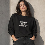 But My Husband Oversize Sweatshirt – Siyah – model üzerinde ön görünüm