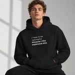 I Like Expensive Shit Oversize Hoodie – Siyah – model üzerinde ön görünüm