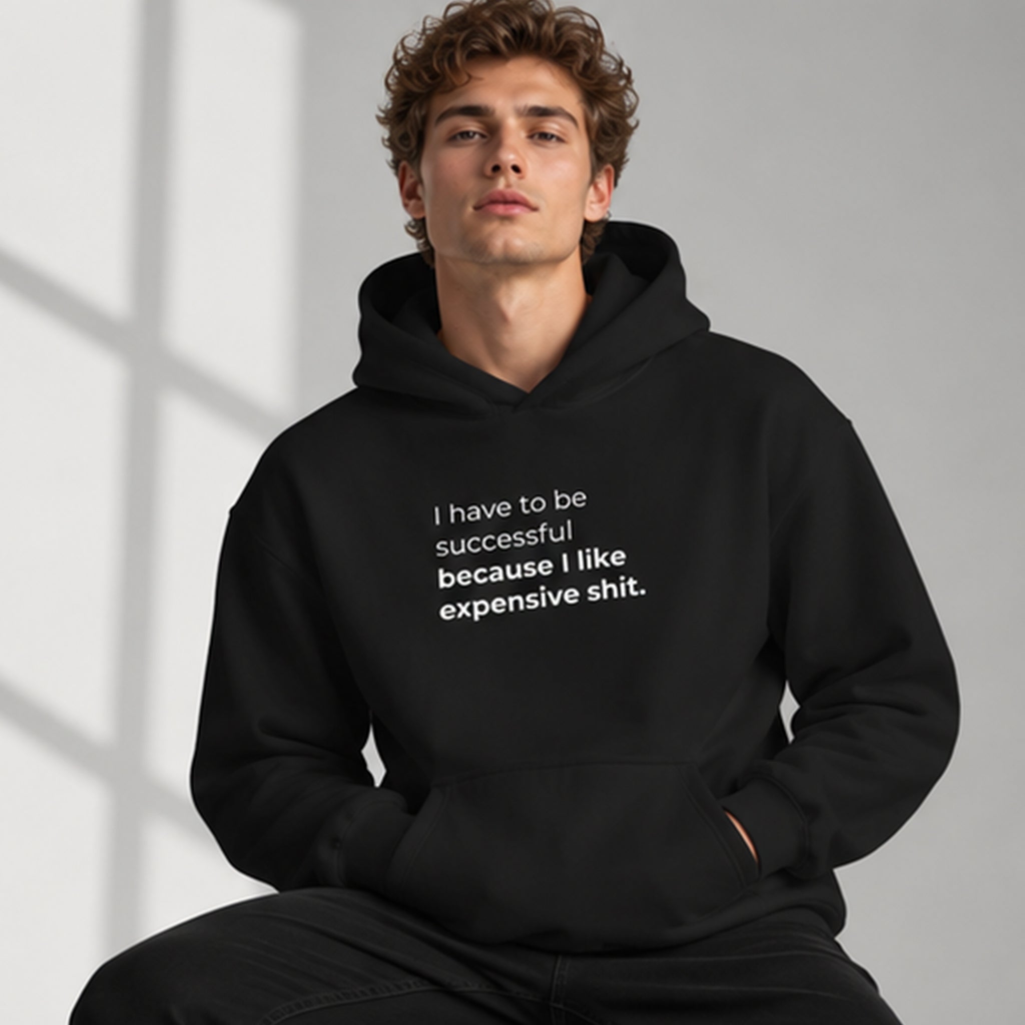 I Like Expensive Shit Oversize Hoodie – Siyah – model üzerinde ön görünüm