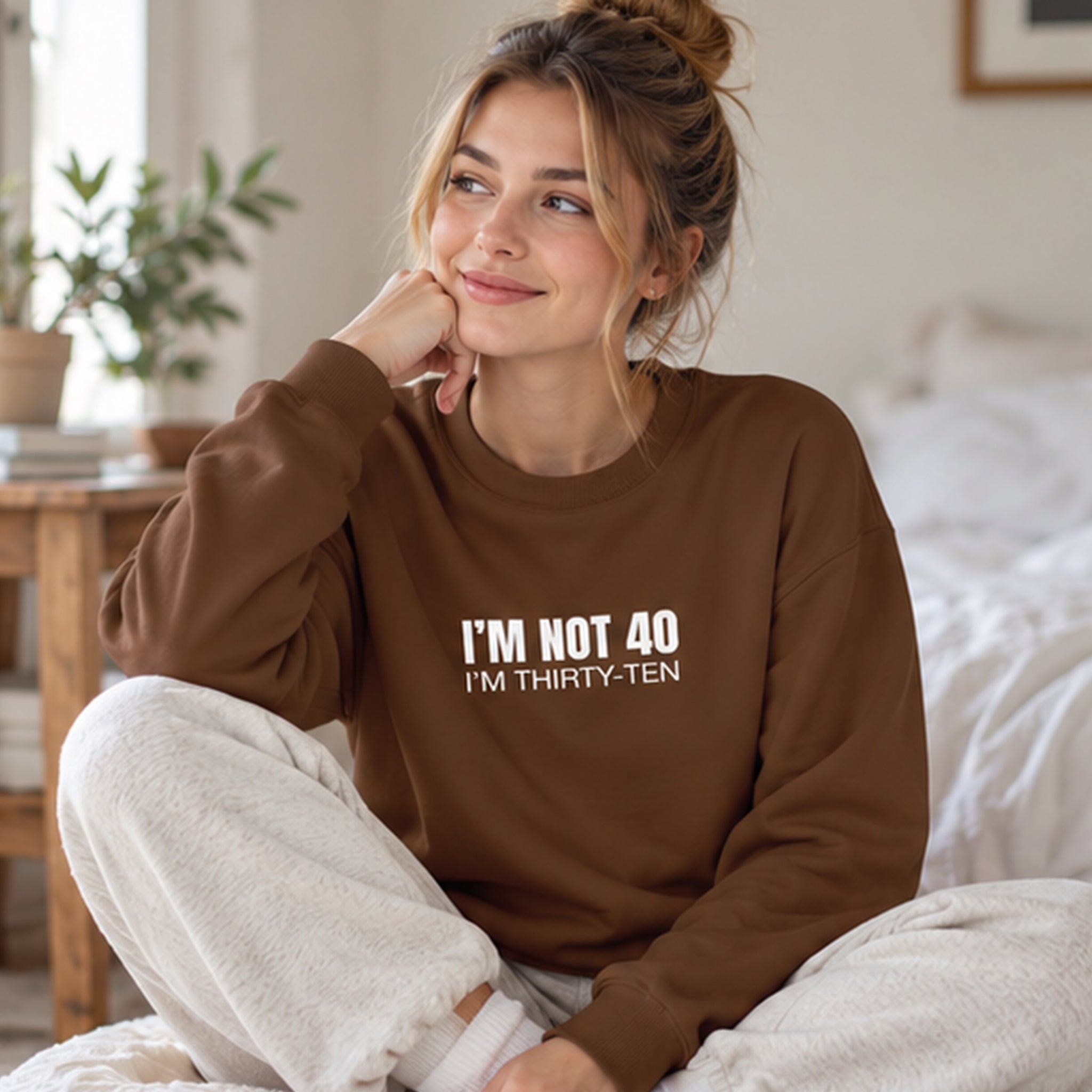 I’m Not 40 Oversize Sweatshirt – Kahverengi – model üzerinde ön görünüm
