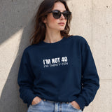 I’m Not 40 Oversize Sweatshirt – Lacivert – model üzerinde ön görünüm