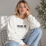 I’m Not 40 Oversize Sweatshirt – Beyaz – model üzerinde ön görünüm