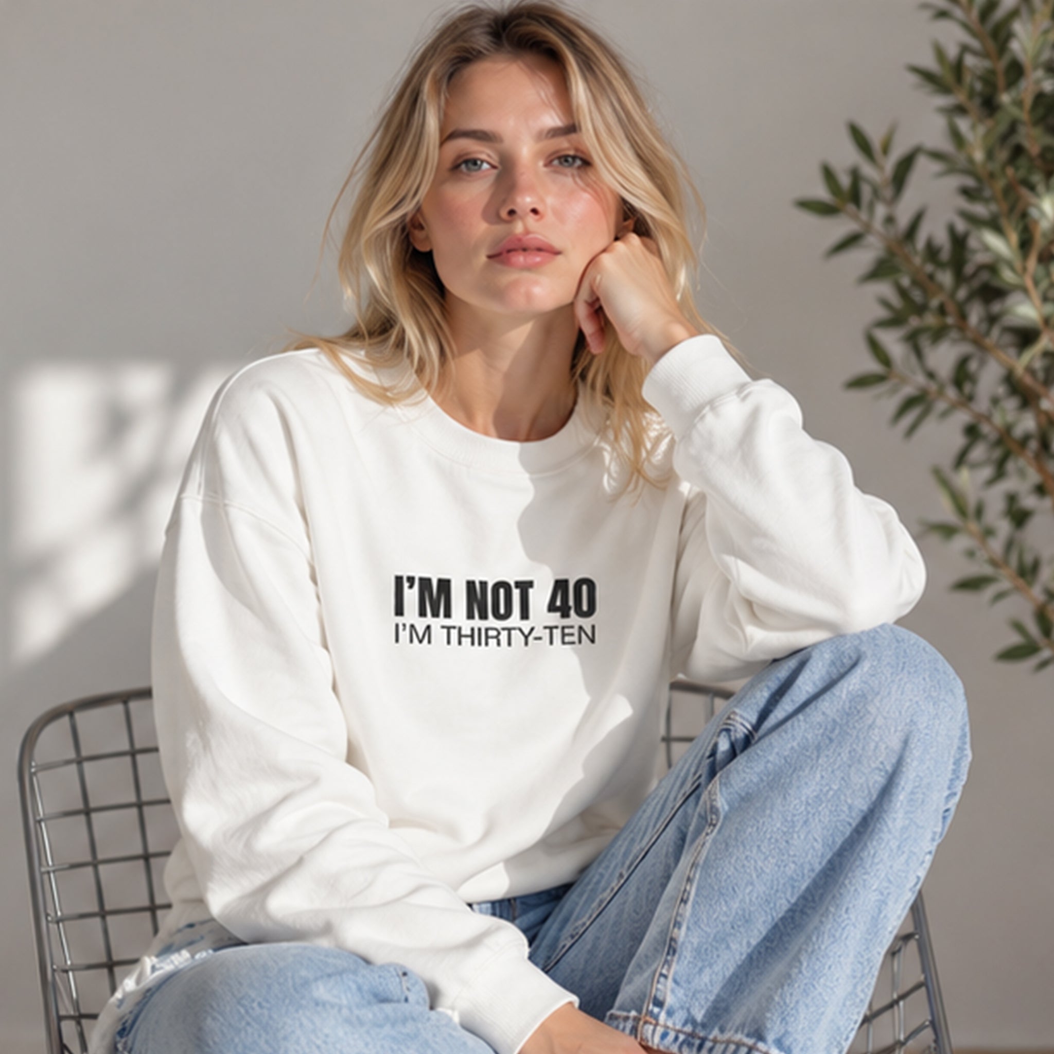 I’m Not 40 Oversize Sweatshirt – Beyaz – model üzerinde ön görünüm
