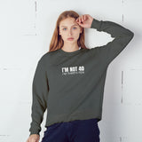 I’m Not 40 Oversize Sweatshirt – Antrasit – model üzerinde ön görünüm