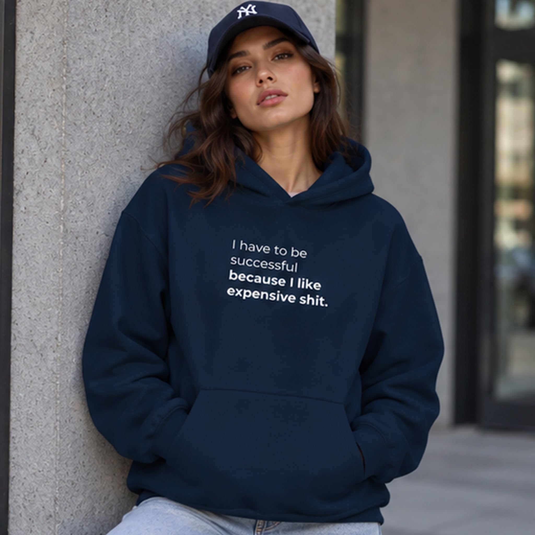 I Like Expensive Shit Oversize Hoodie – Lacivert – model üzerinde ön görünüm