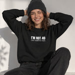 I’m Not 40 Oversize Sweatshirt – Siyah – model üzerinde ön görünüm