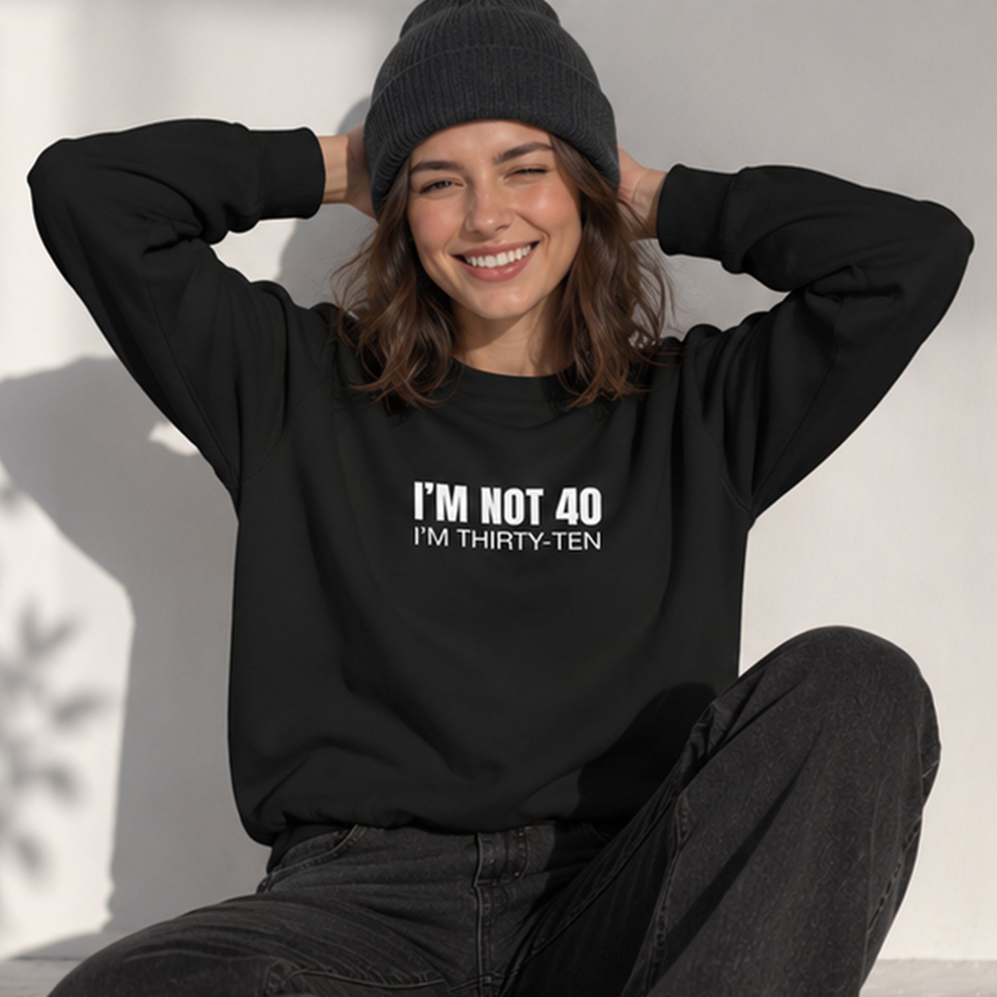 I’m Not 40 Oversize Sweatshirt – Siyah – model üzerinde ön görünüm