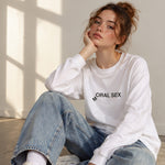 Moral Sex Oversize Sweatshirt – Beyaz – model üzerinde ön görünüm