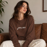 Moral Sex Oversize Sweatshirt – Kahverengi – model üzerinde ön görünüm