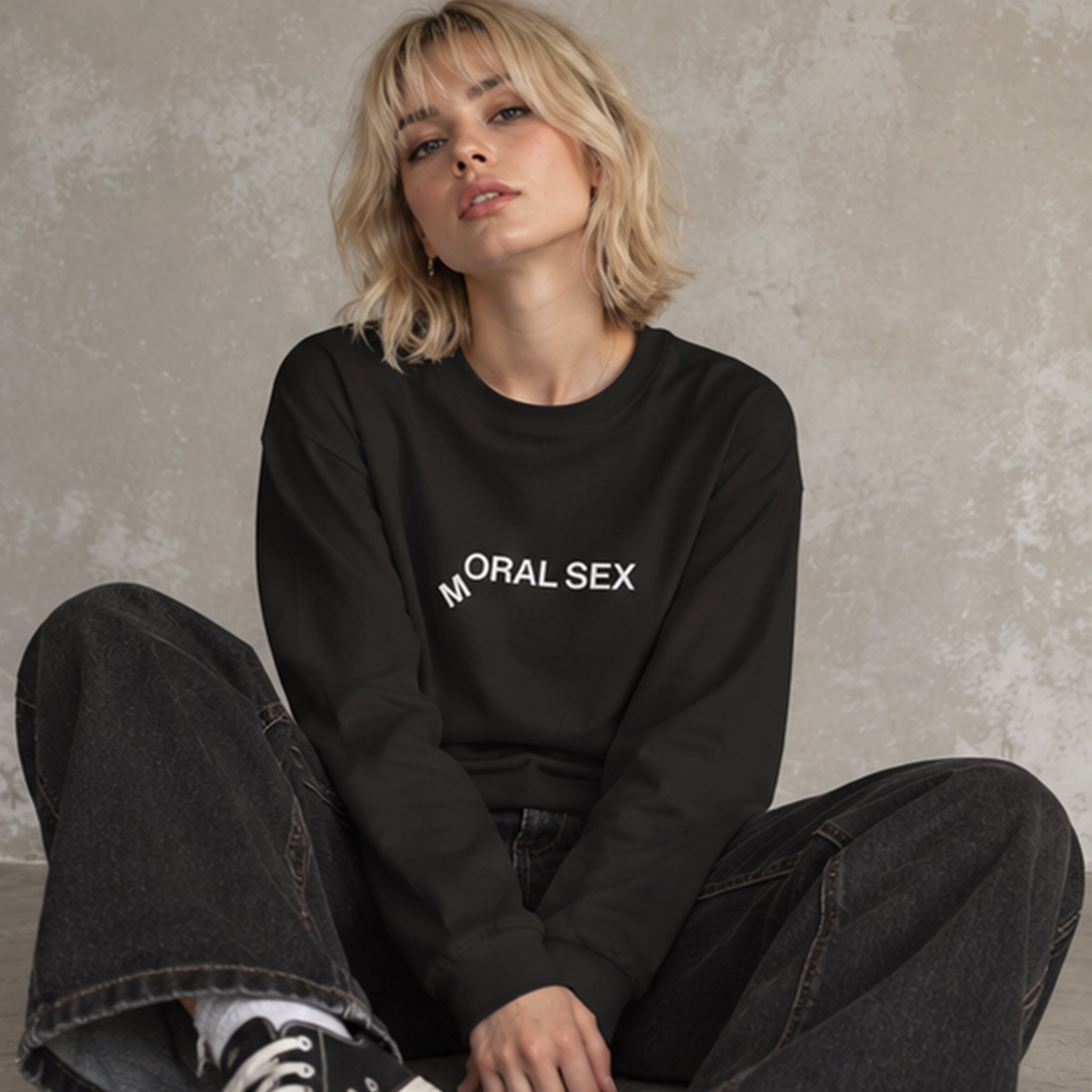 Moral Sex Oversize Sweatshirt – Siyah – model üzerinde ön görünüm