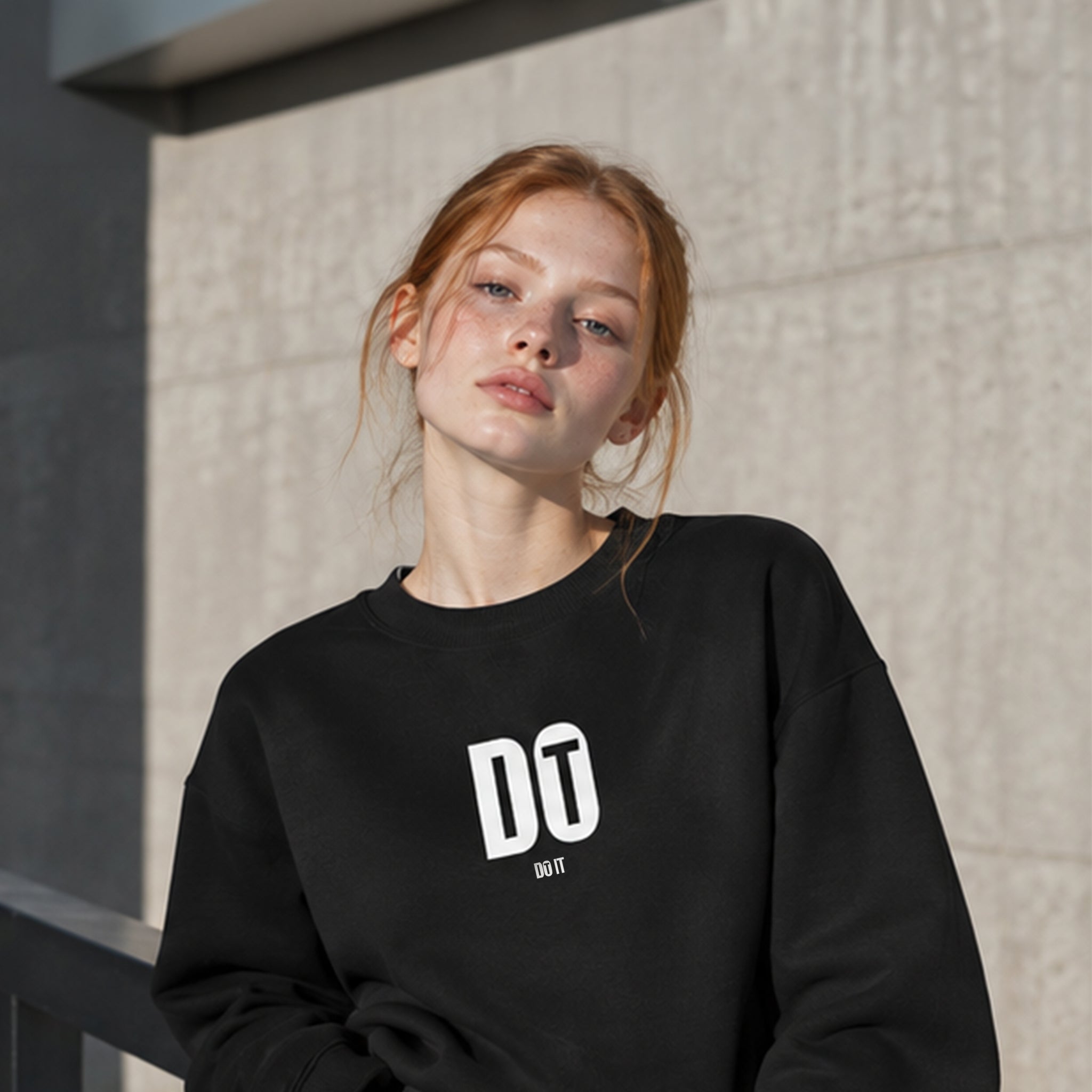DO IT Oversize Sweatshirt – Siyah – model üzerinde ön görünüm