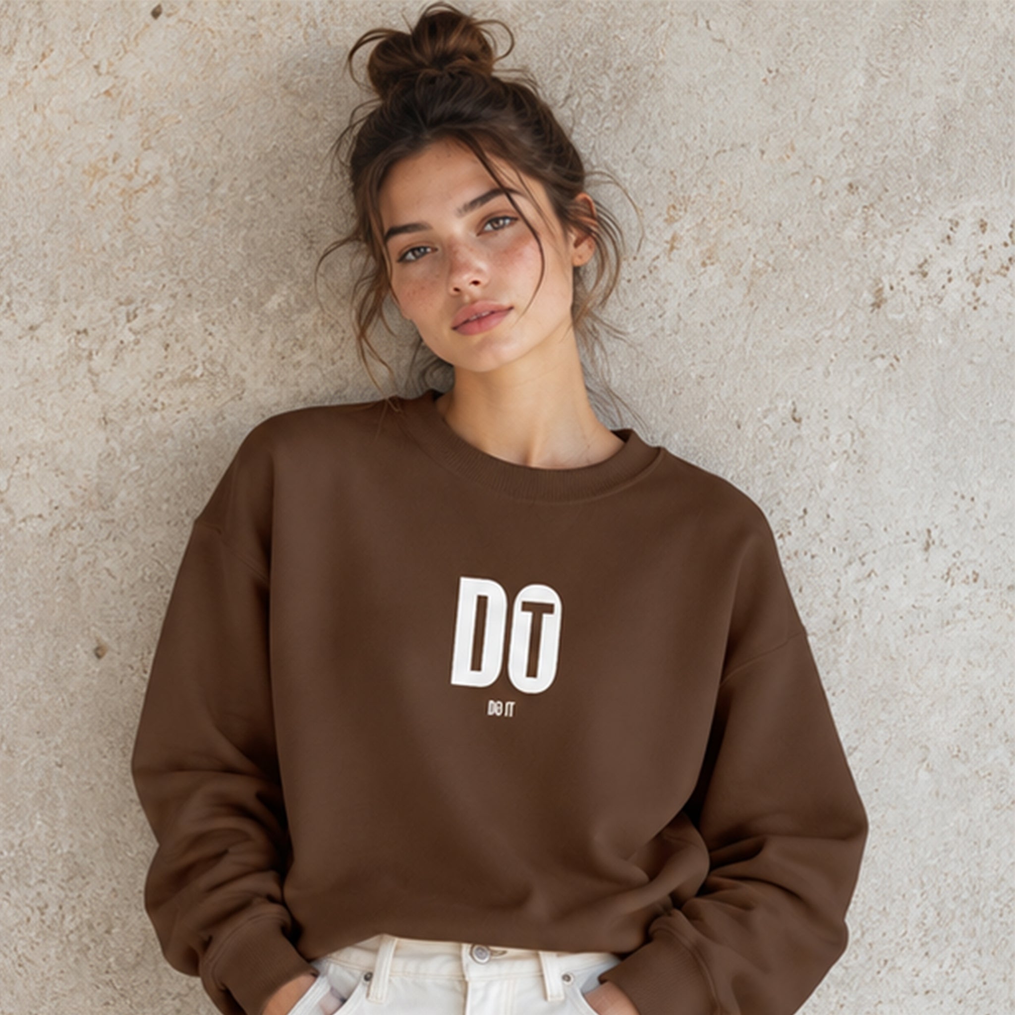 DO IT Oversize Sweatshirt – Kahverengi – model üzerinde ön görünüm