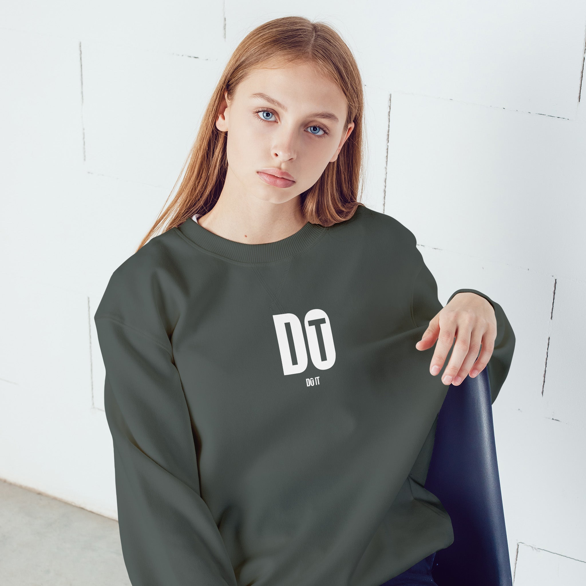 DO IT Oversize Sweatshirt – Antrasit – model üzerinde ön görünüm