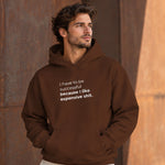 I Like Expensive Shit Oversize Hoodie – Kahverengi – model üzerinde ön görünüm