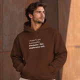 I Like Expensive Shit Oversize Hoodie – Kahverengi – model üzerinde ön görünüm