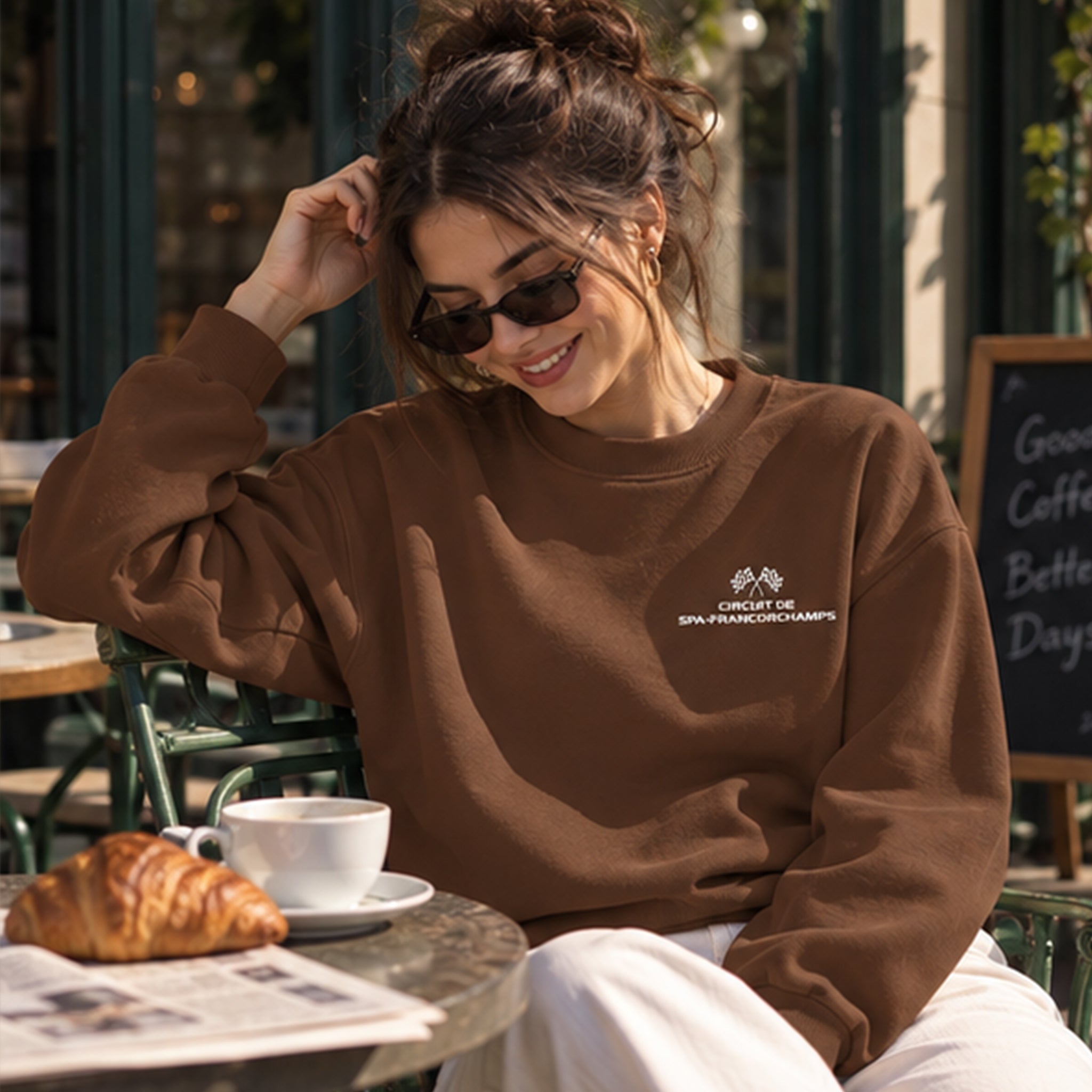 Spa-Francorchamps Grand Prix Oversize Sweatshirt – Kahverengi – model üzerinde ön görünüm