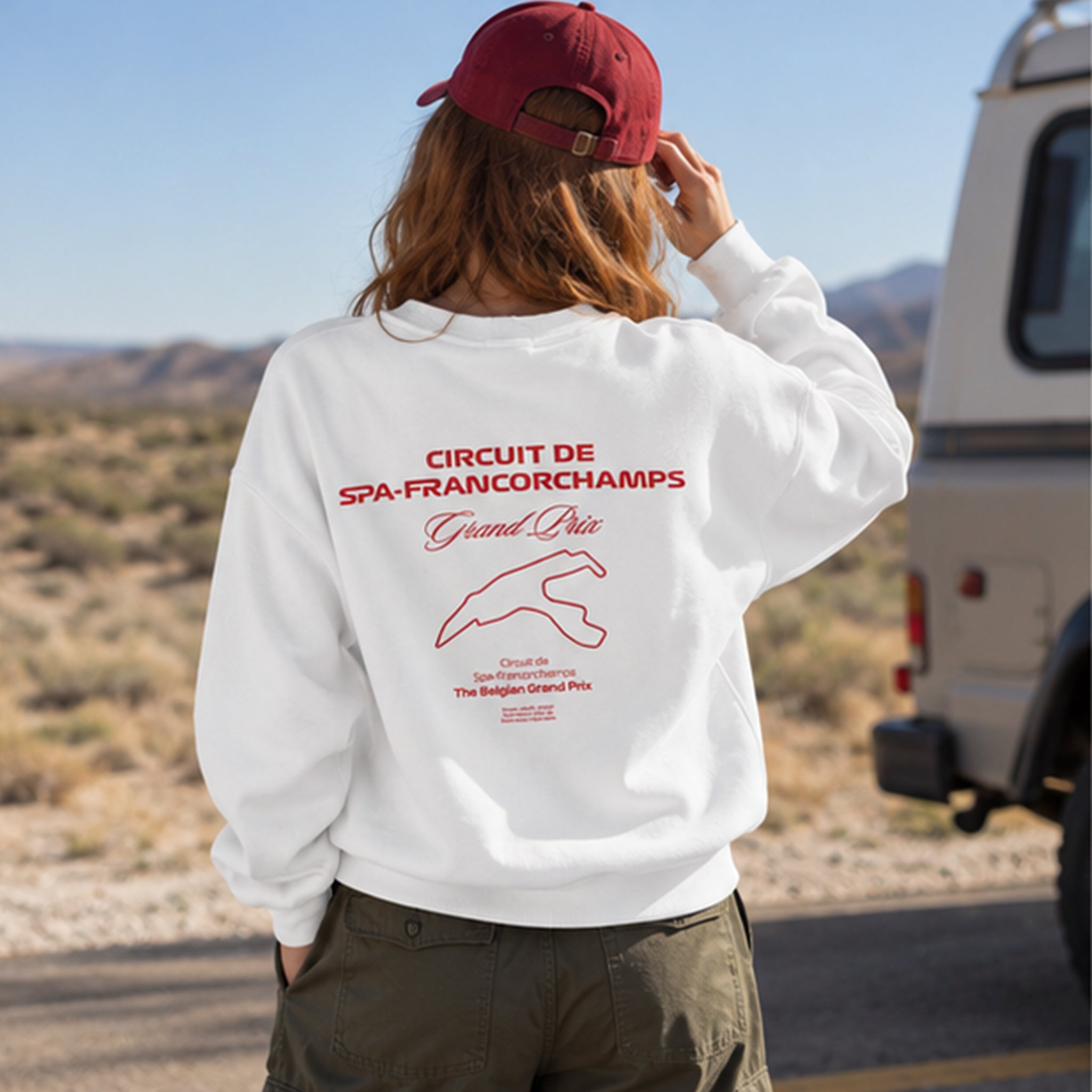 Spa-Francorchamps Grand Prix Oversize Sweatshirt – Beyaz – model üzerinde arka görünüm