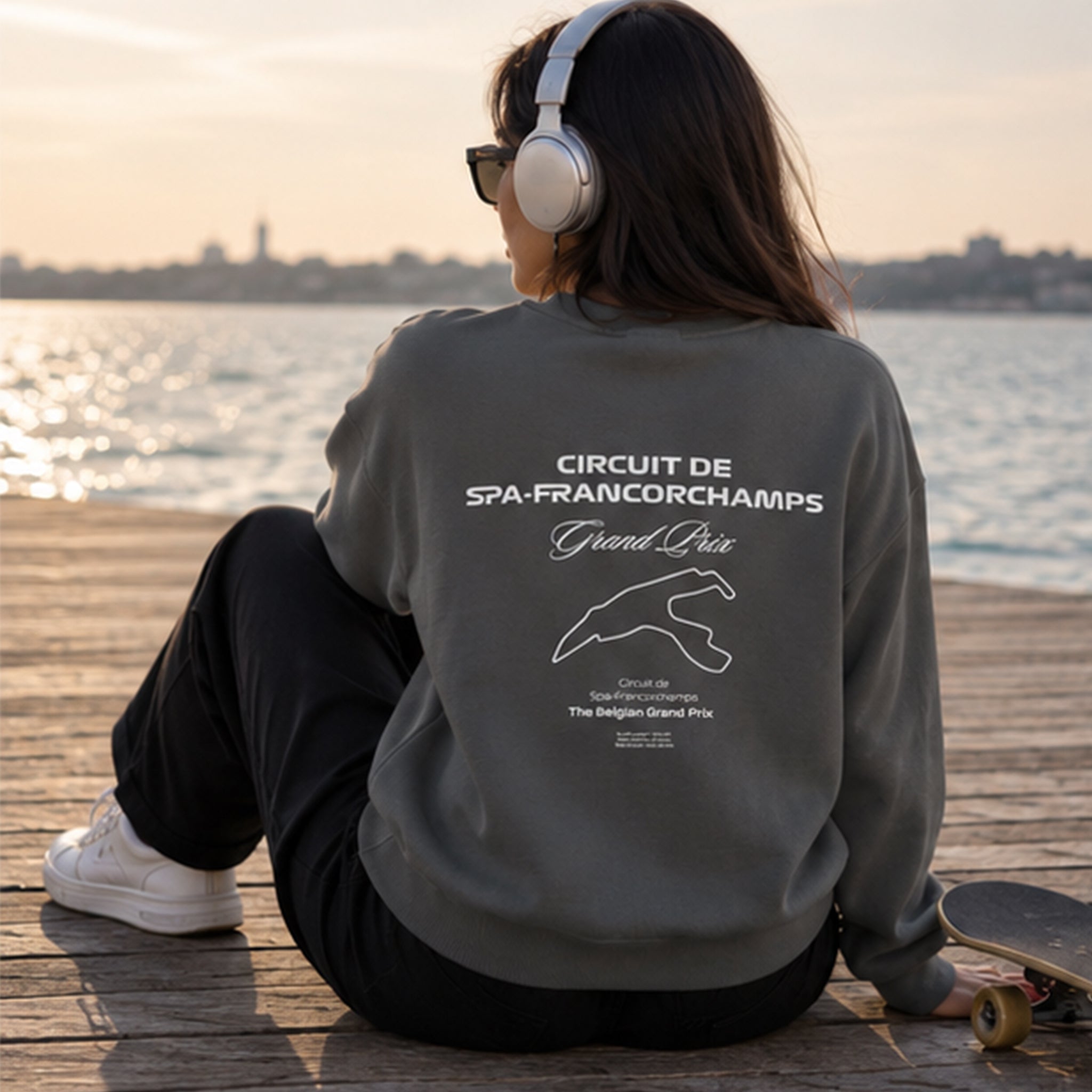Spa-Francorchamps Grand Prix Oversize Sweatshirt – Antrasit – model üzerinde arka görünüm