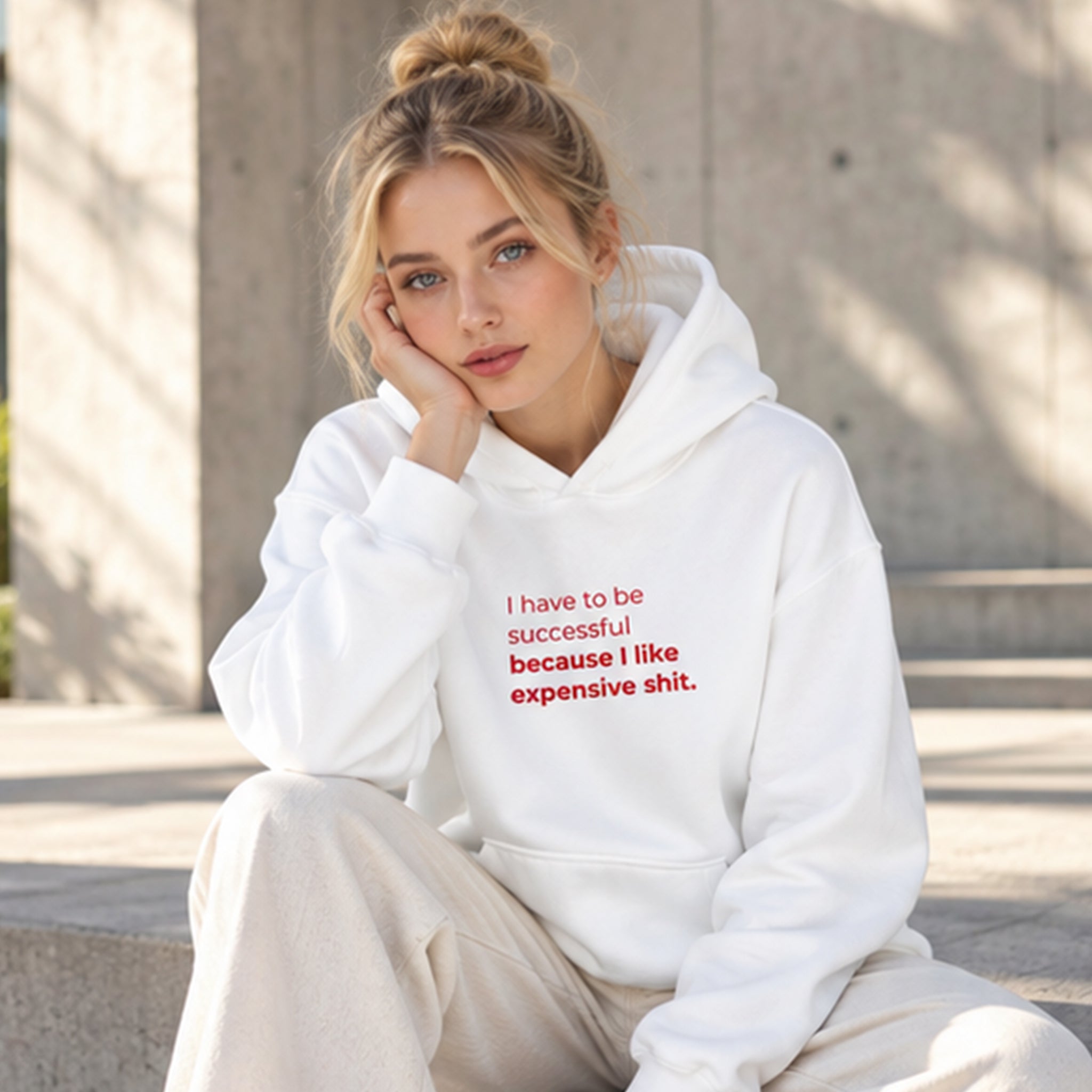 I Like Expensive Shit Oversize Hoodie – Beyaz – model üzerinde ön görünüm