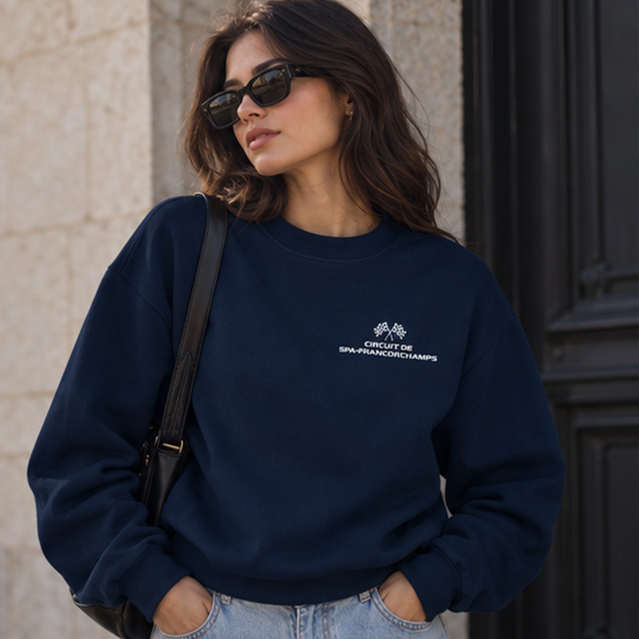Spa-Francorchamps Grand Prix Oversize Sweatshirt – Lacivert – model üzerinde ön görünüm