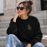 We Need A Hug Oversize Sweatshirt – Siyah – model üzerinde ön görünüm