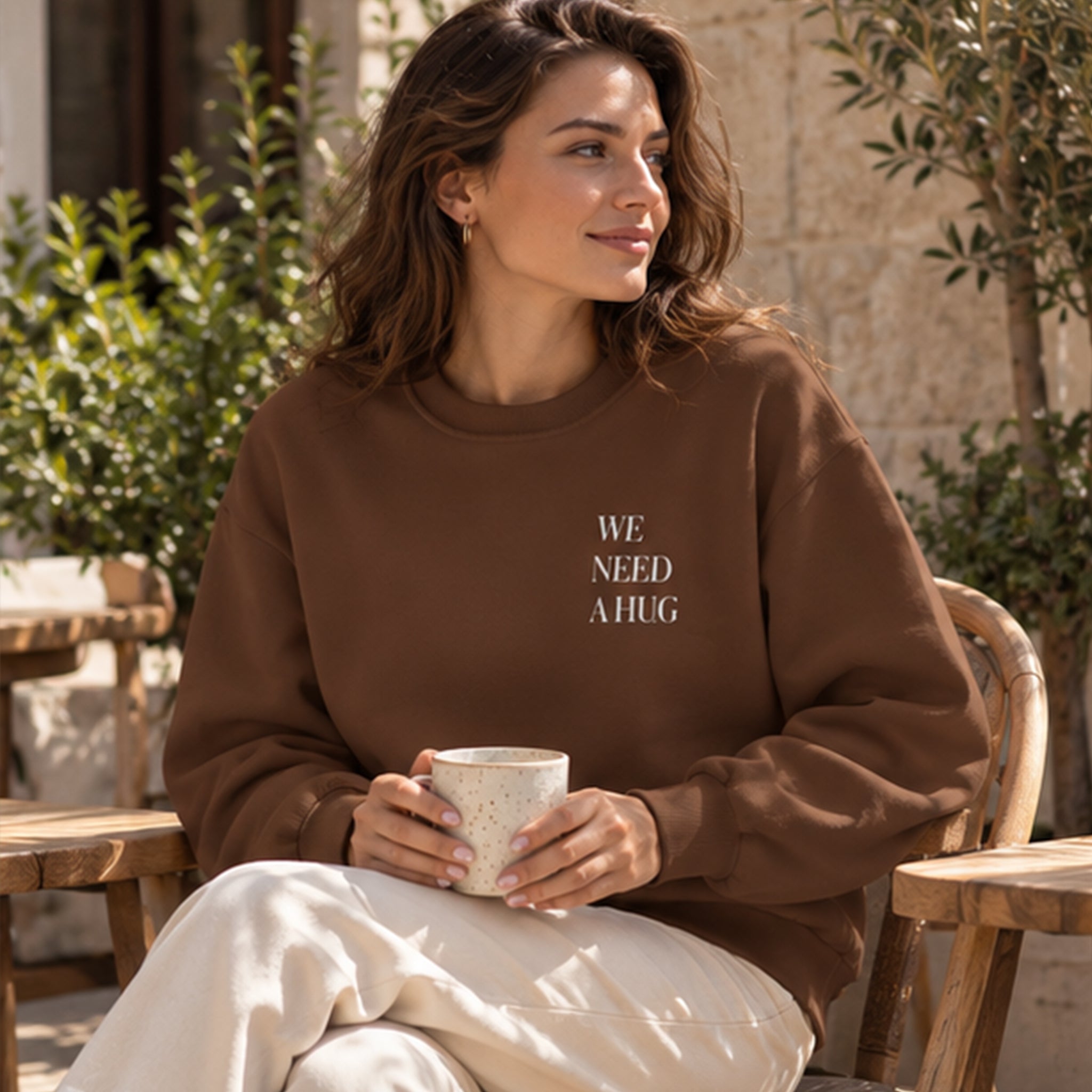 We Need A Hug Oversize Sweatshirt – Kahverengi – model üzerinde ön görünüm