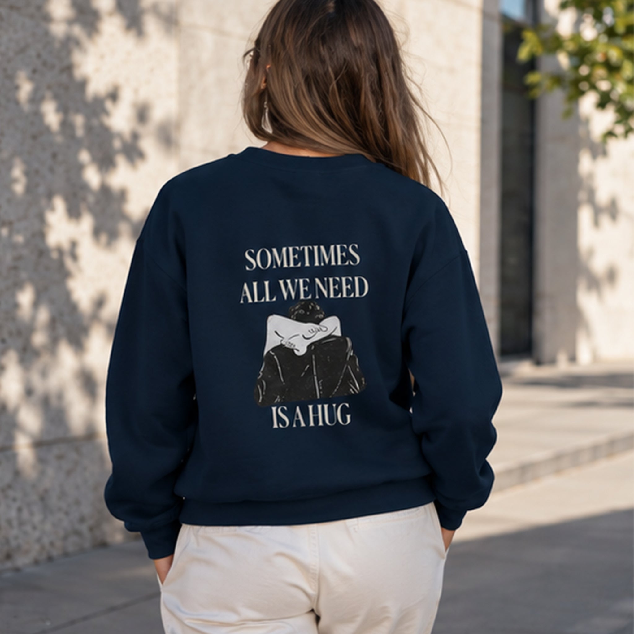 We Need A Hug Oversize Sweatshirt – Lacivert – model üzerinde arka görünüm