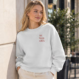 We Need A Hug Oversize Sweatshirt – Beyaz – model üzerinde ön görünüm