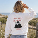 We Need A Hug Oversize Sweatshirt – Beyaz – model üzerinde arka görünüm