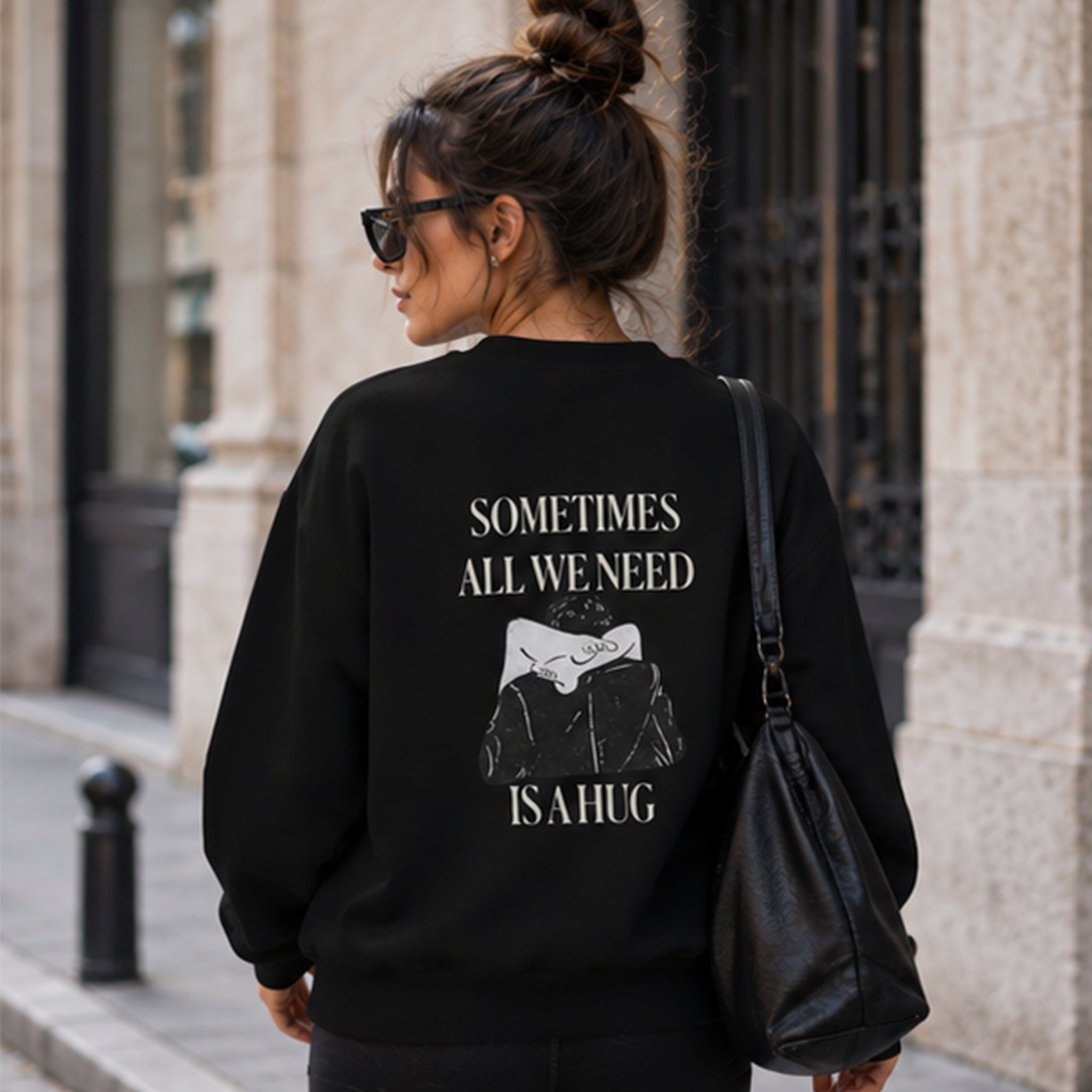 We Need A Hug Oversize Sweatshirt – Siyah – model üzerinde arka görünüm