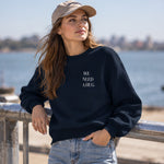 We Need A Hug Oversize Sweatshirt – Lacivert – model üzerinde ön görünüm