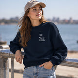 We Need A Hug Oversize Sweatshirt – Lacivert – model üzerinde ön görünüm