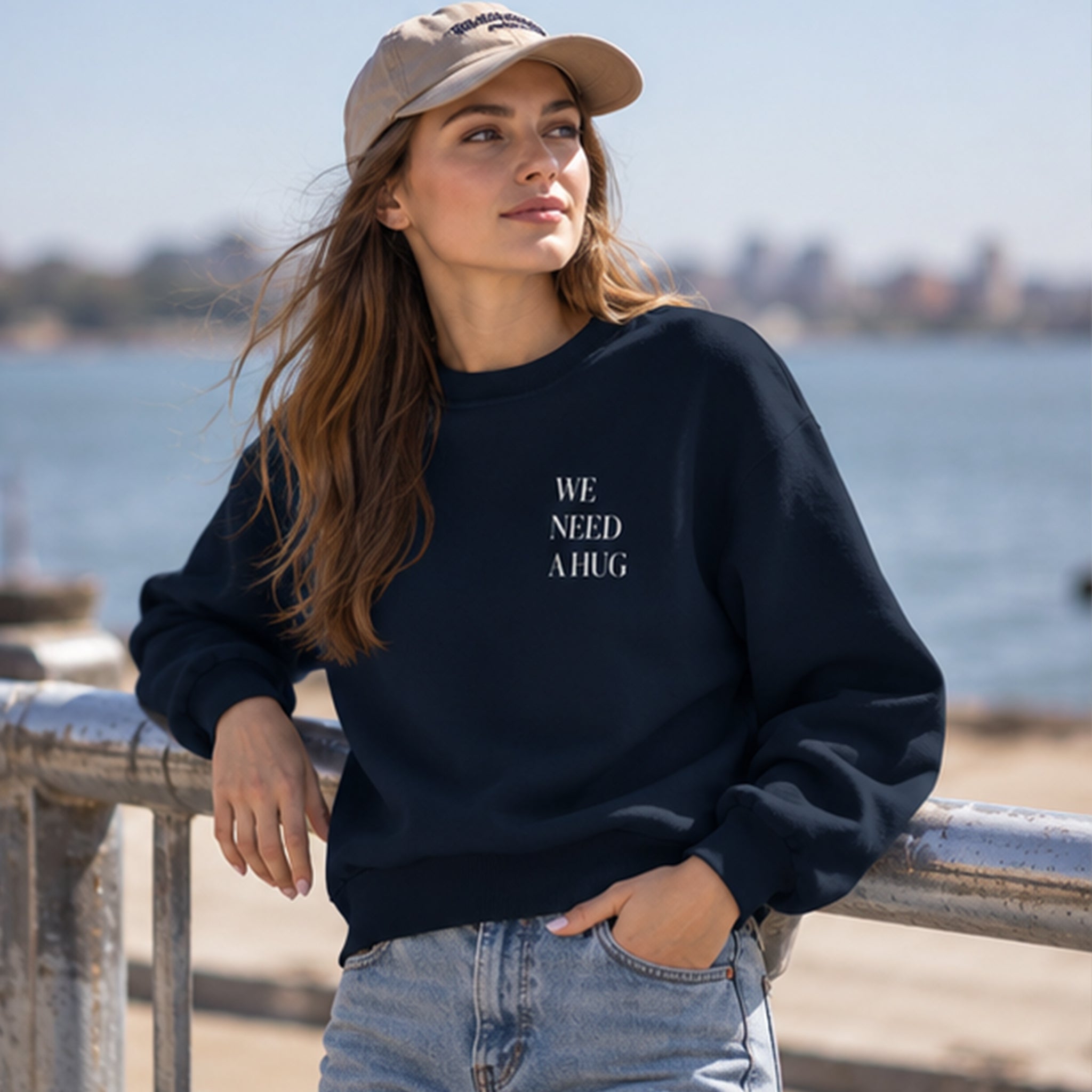 We Need A Hug Oversize Sweatshirt – Lacivert – model üzerinde ön görünüm