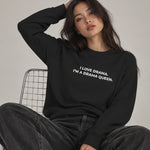 Drama Queen Oversize Sweatshirt – Siyah – model üzerinde ön görünüm