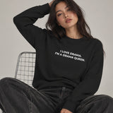 Drama Queen Oversize Sweatshirt – Siyah – model üzerinde ön görünüm