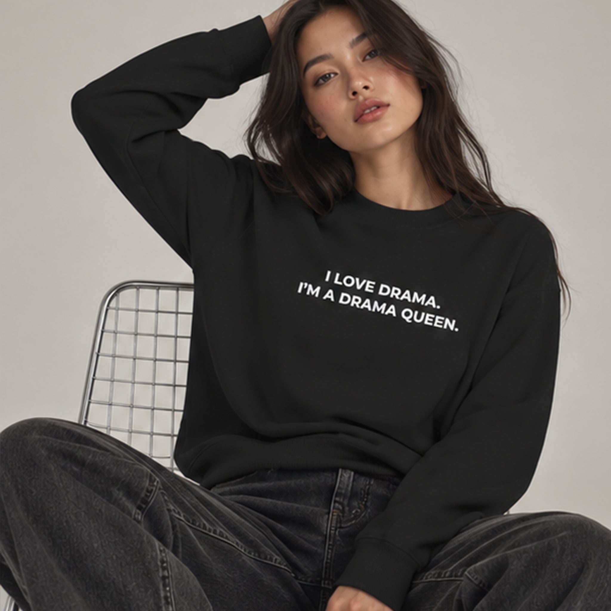 Drama Queen Oversize Sweatshirt – Siyah – model üzerinde ön görünüm