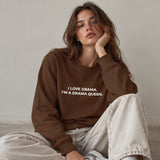 Drama Queen Oversize Sweatshirt – Kahverengi – model üzerinde ön görünüm