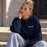 Summer Is Cool If You're Rich Oversize Sweatshirt – Lacivert – model üzerinde ön görünüm
