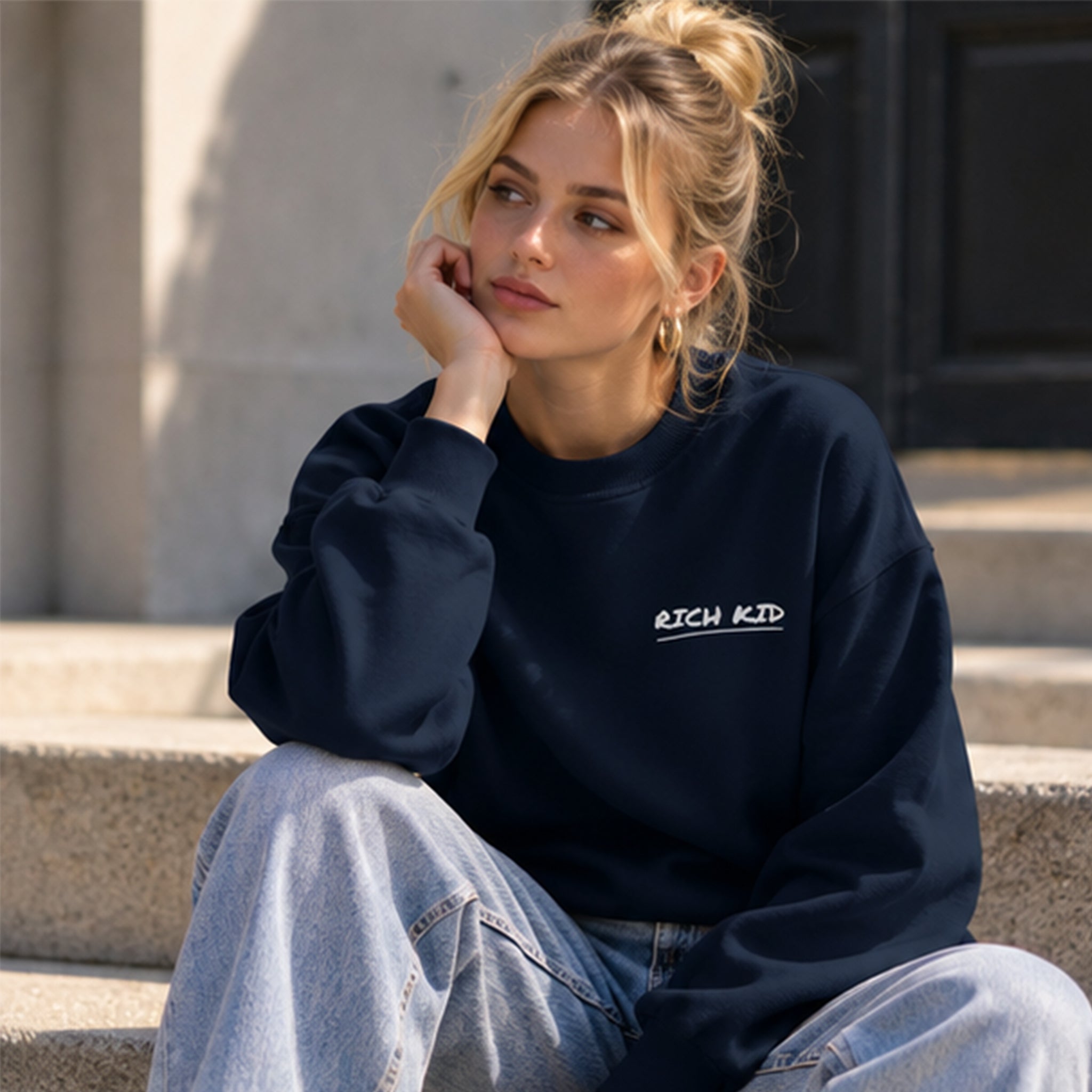 Summer Is Cool If You're Rich Oversize Sweatshirt – Lacivert – model üzerinde ön görünüm
