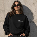 Summer Is Cool If You're Rich Oversize Sweatshirt – Siyah – model üzerinde ön görünüm
