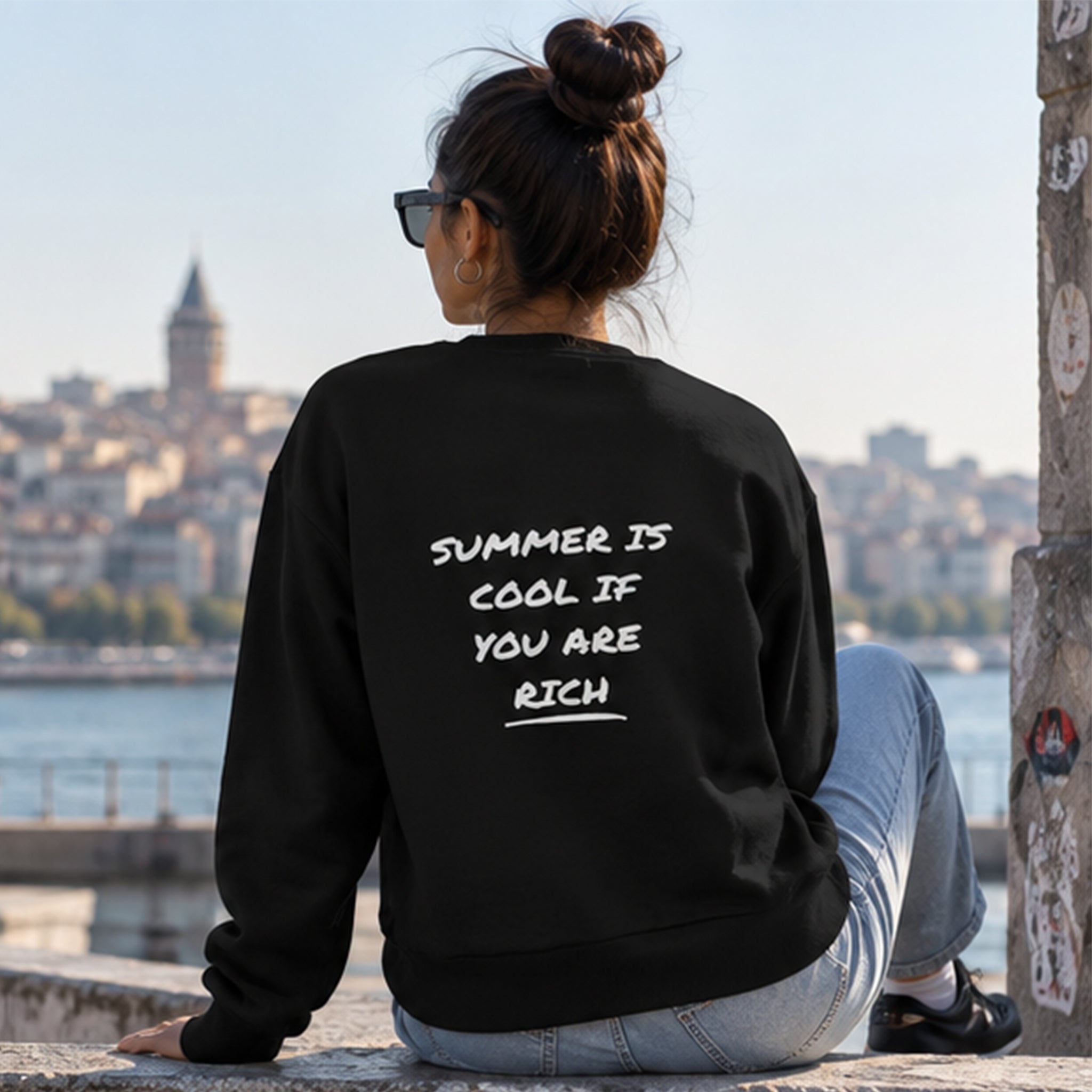 Summer Is Cool If You're Rich Oversize Sweatshirt – Siyah – model üzerinde arka görünüm
